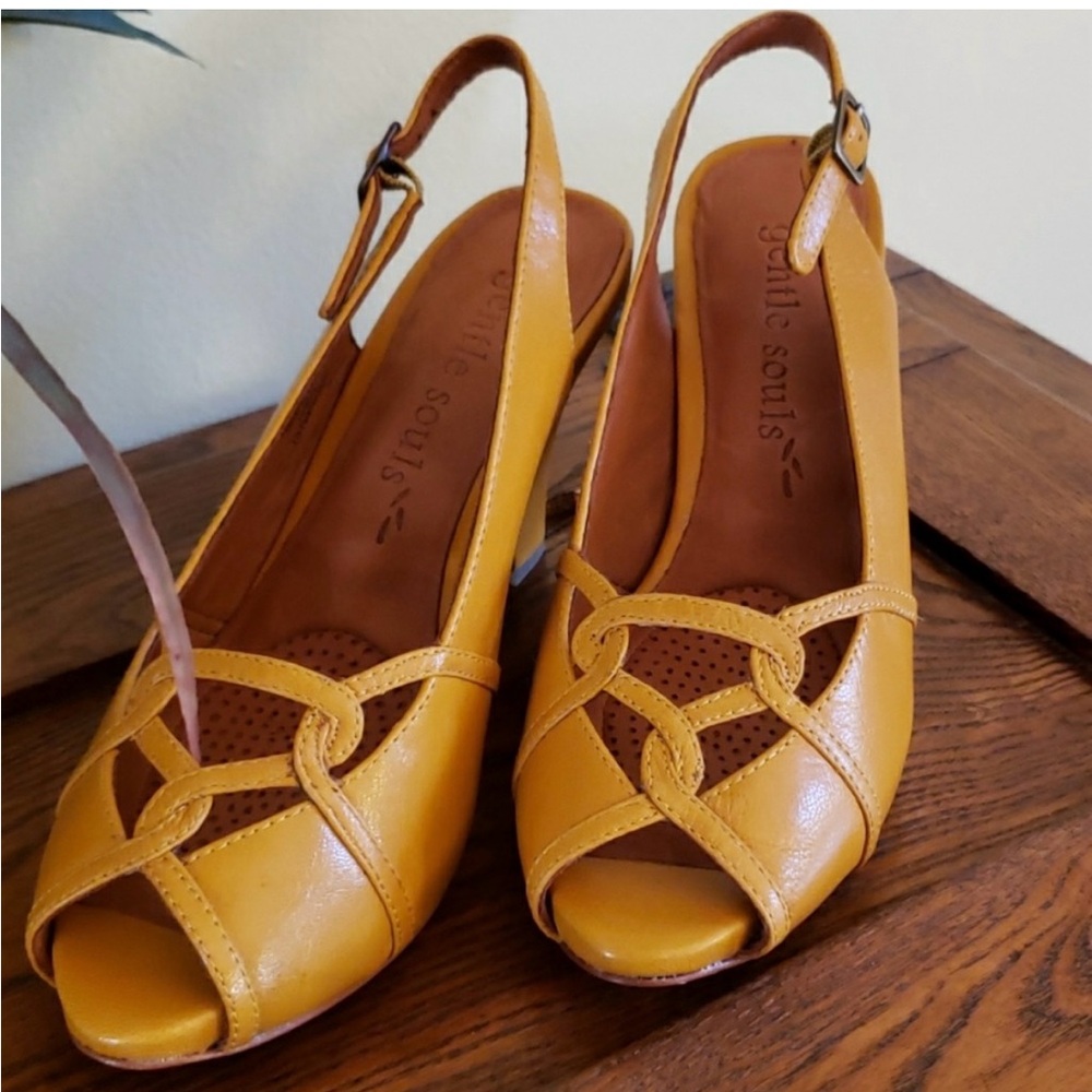 NWOT Gentle Souls vintage style heels